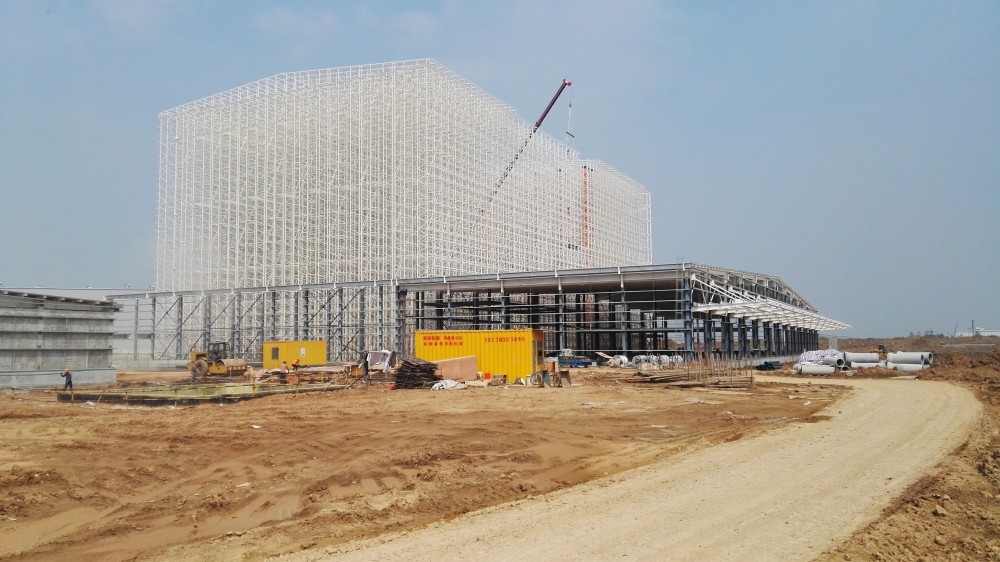 Kho được hỗ trợ bằng giá đỡ (giá đỡ bọc) với thiết bị intralogistics