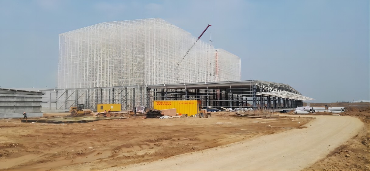 Kho được hỗ trợ bằng giá đỡ (giá đỡ bọc) với thiết bị intralogistics