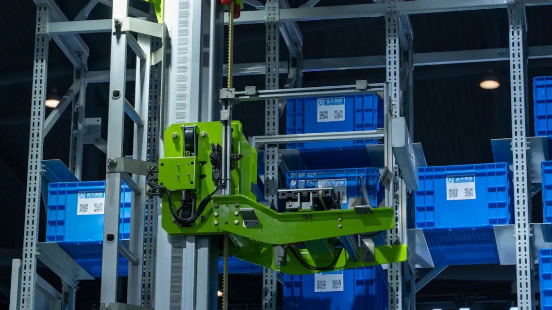 Những ưu điểm chính của việc sử dụng hệ thống vận chuyển pallet tự động cho kho chứa hàng rời là gì?